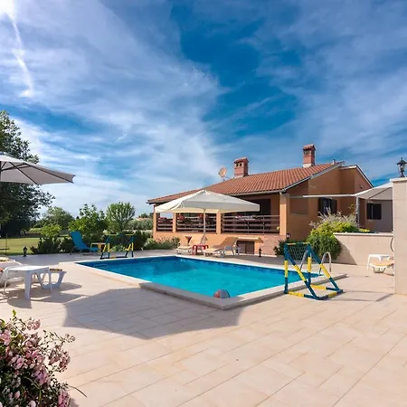 Hacienda Rosemary 別荘 Muntić