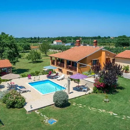 Hacienda Rosemary 別荘 Muntić