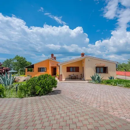 Hacienda Rosemary Muntic